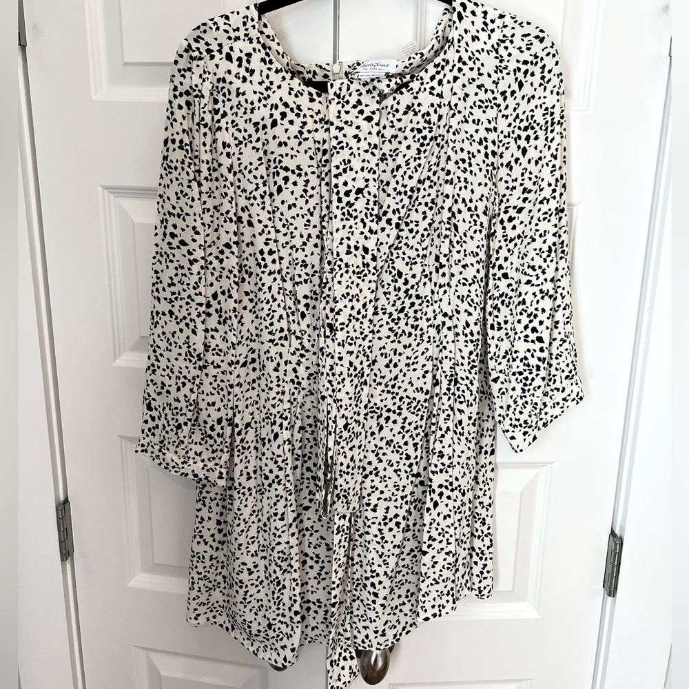 Stunning seraphine tie wrap maternity blouse! Pretty black and white pattern.